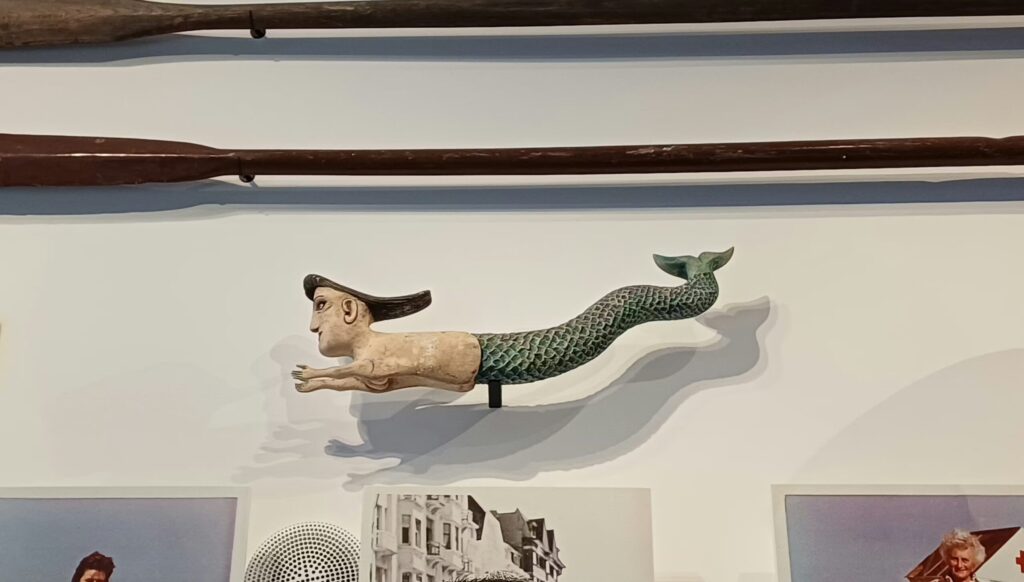 Zeemeermin uit wilgenhout. Hey museum Knokke-Heist.