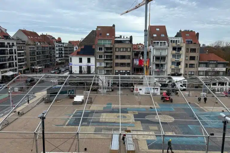 Werken aan de ijspiste 2025 op het Verweeplein te Knokke-Heist zijn gestart.