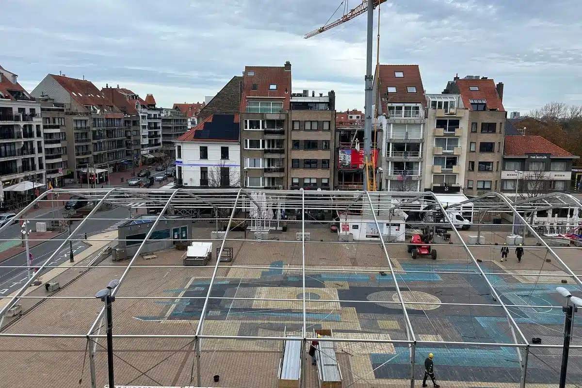 Werken aan de ijspiste 2025 op het Verweeplein te Knokke-Heist zijn gestart.