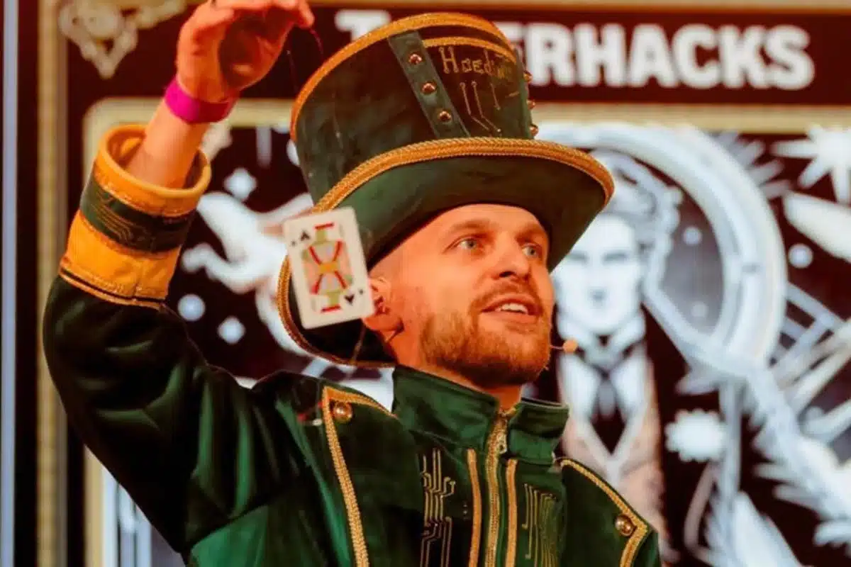 Inti De Ceukelaire komt met zijn show ’Toverhacks` nasr Knokke-Heist