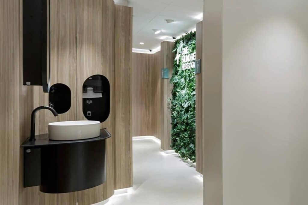 Binnenzijde toiletten op het Alfred Verweeplein.