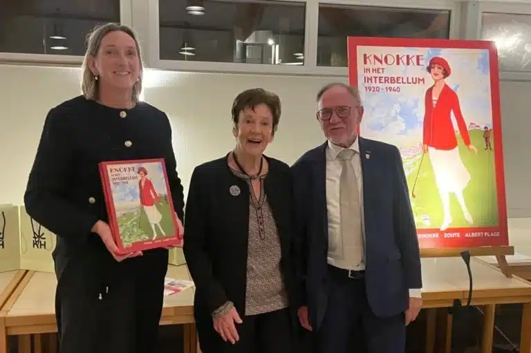 Burgemeester Cathy Coudyser van Knokke-Heist met de auteurs Frie Devinck en Danny Lannoy