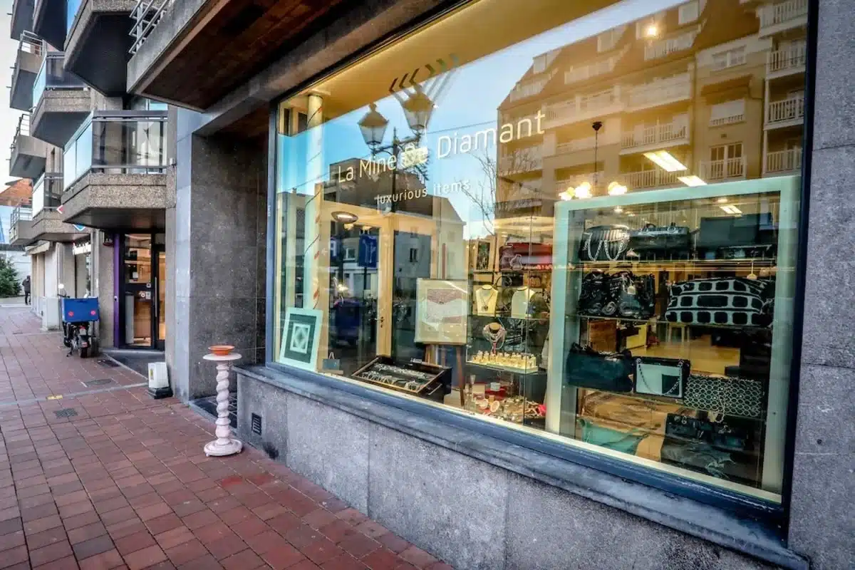 Voor de etalage van La Mine de Diamant in de Lippenslaan in Knokke werd vrijdagochtend een man betrapt die met een voorhamer een inbraak wilde plegen.