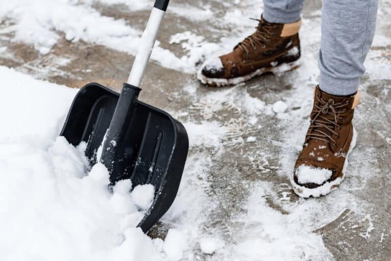 Sneeuw of ijs op het voetpad voor je deur tijdens een volgende winterprik? Dit zijn de regels in Knokke-Heist