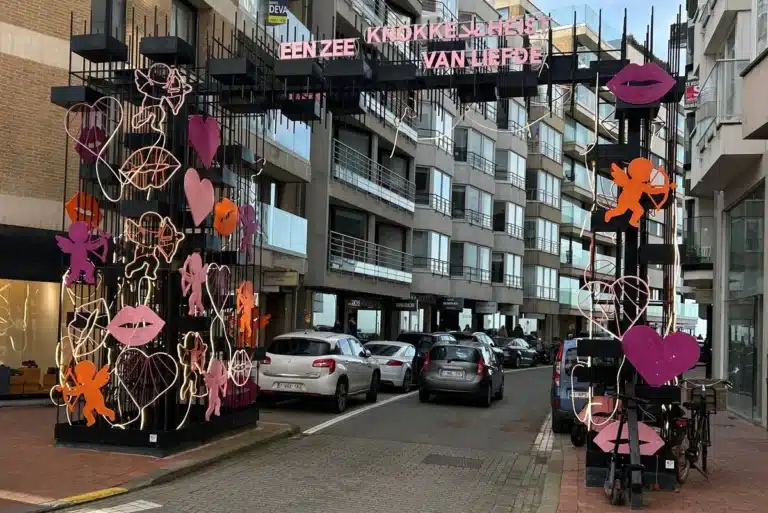 Hartvormige lichtjes fleuren bekende boog op in Knokke-Heist