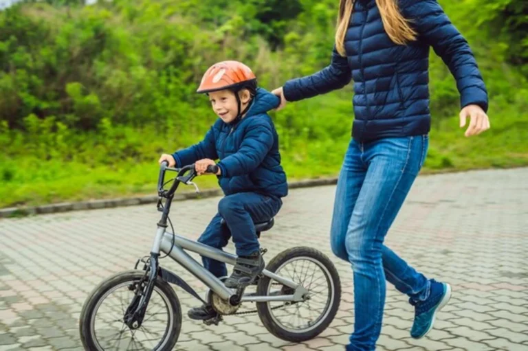 Samen veilig de weg op: gratis ouder-kind fietscursus van start in Knokke-Heist