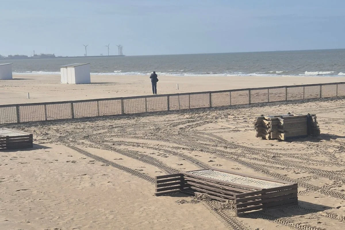 Opbouw strandcabines seizoen 2026.