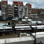 De eetwaren en bloemenmarkt op het Alfred Verweeplein verhuist terug tijdelijk naar zijn thuisbasis het Gemeenteplein.