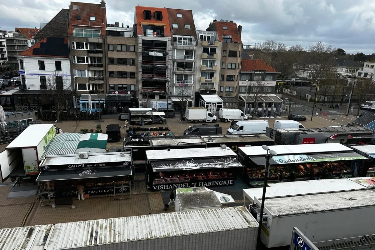 De eetwaren en bloemenmarkt op het Alfred Verweeplein verhuist terug tijdelijk naar zijn thuisbasis het Gemeenteplein.