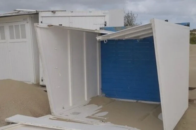 Strandcabines Knokke-Heist beschadigd door wind: oproep aan eigenaars door gemeente